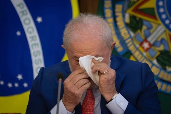Lula faz 1 minuto de silêncio por vítimas de massacre em Blumenau (SC)