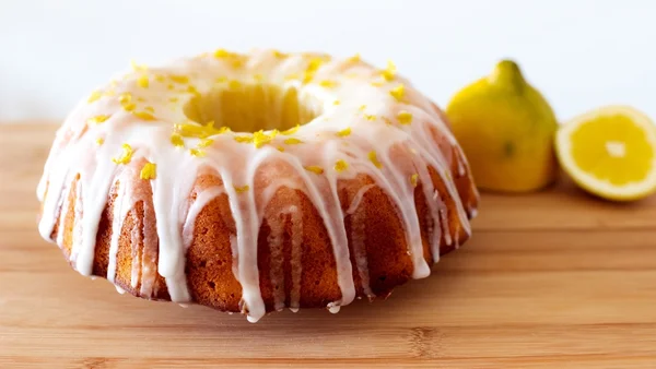 Bolo de limão com cobertura cremosa