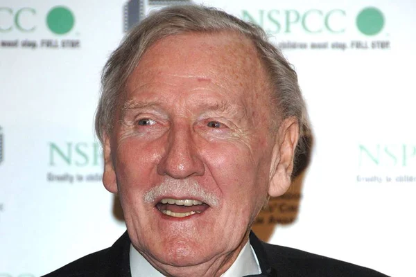 Leslie Phillips, o Chapéu Seletor de Harry Potter, sorrindo - Metrópoles