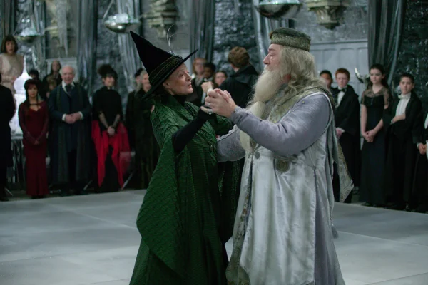 Os atores Maggie Smith (E) e Michael Gambon (D) no set do filme 'Harry Potter e o Cálice de Fogo', Londres, Inglaterra, 2004
