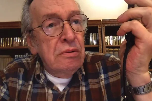 O escritor Olavo de Carvalho aparece com uma blusa xadrez