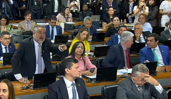 Presidente da CPMI do INSS reage a grito de petista: “Não suba o tom”