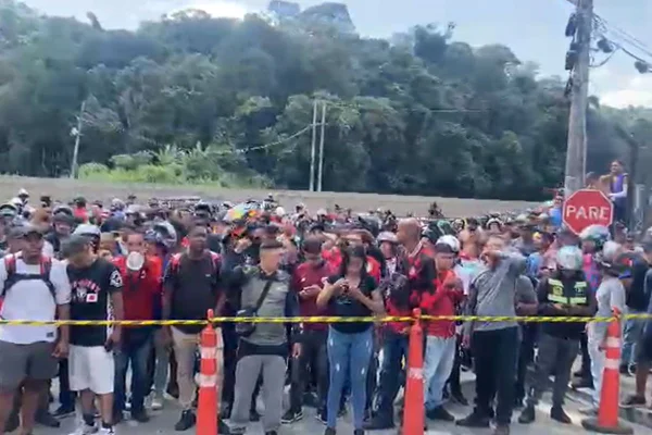 Motoboys levam às ruas reivindicações de transparência nas plataformas e pagamento justo, com mínimo de R$ 10 por corrida e R$ 2,50 por km - Metrópoles