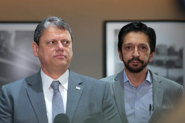 Fotografia colorida mostra Tarcísio de Freitas e Ricardo Nunes - Metrópoles
