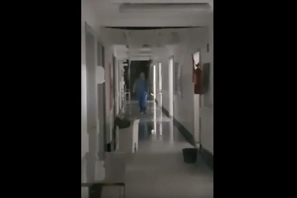 Vídeo: teto cede com forte chuva e inunda Hospital do Gama