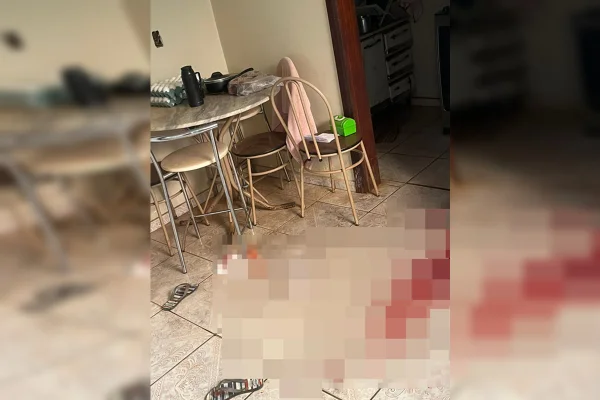 Foto colorida de chão com sangue
