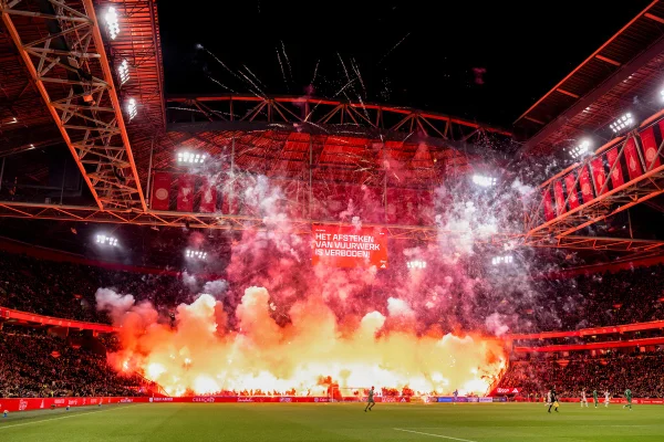 Ultras do Ajax fazem show pirotécnico antes de jogo contra o Groningen