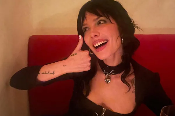 Foto colorida de Halsey - Metrópoles