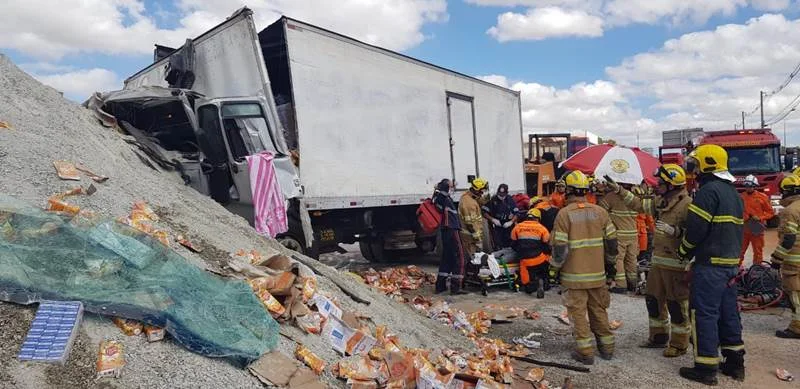 DF: caminhoneiro fica gravemente ferido após colidir em monte de brita - imagem 4 DF: caminhoneiro fica gravemente ferido após colidir em monte de brita - imagem 4