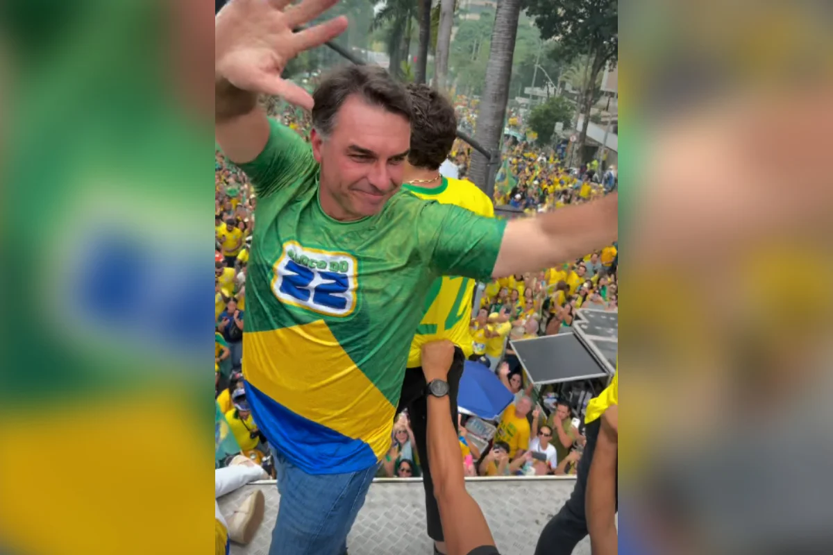 Ato de Flávio em BH. Multidão lota a Praça da Liberdade Ato de Flávio em BH. Multidão lota a Praça da Liberdade