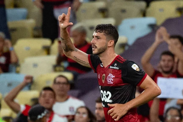 Gustavo Henrique faz "L" com as mãos