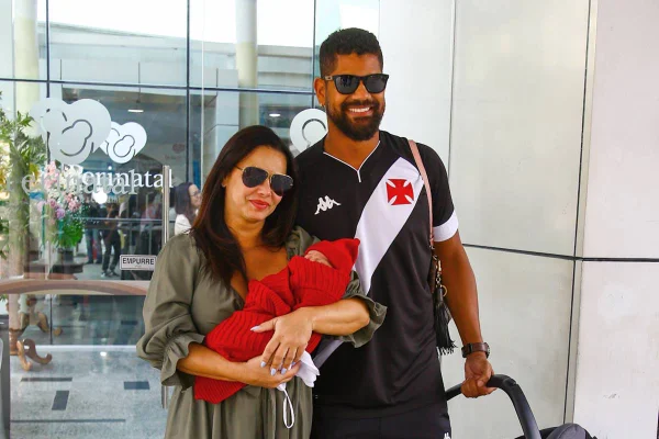 Viviane Araújo e Guilherme Militão com bebe no colo - metrópoles