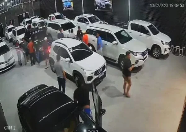 Vídeo: grupo invade concessionária e rouba 13 carros de luxo no Ceará