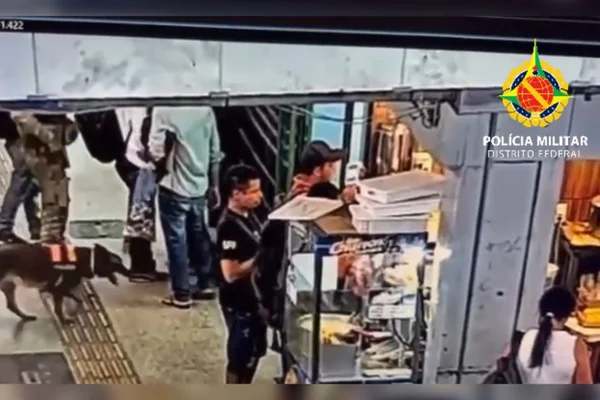 Imagem colorida de pessoas em frente a uma banca- Metrópoles