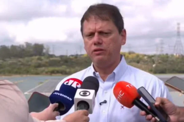 Tarcísio de Freitas em coletiva de imprensa na represa Billings, na zona sul de SP