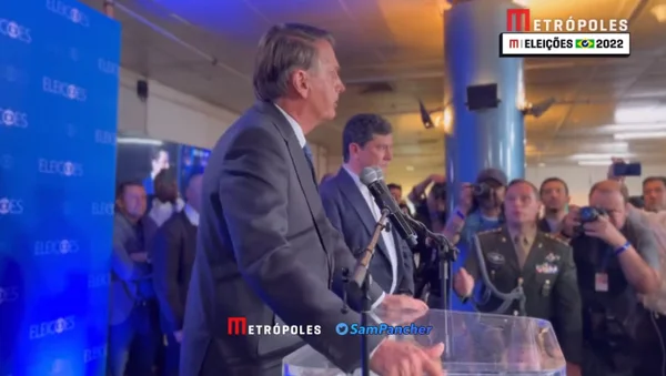 Bolsonaro durante entrevista coletiva após debate na TV Globo