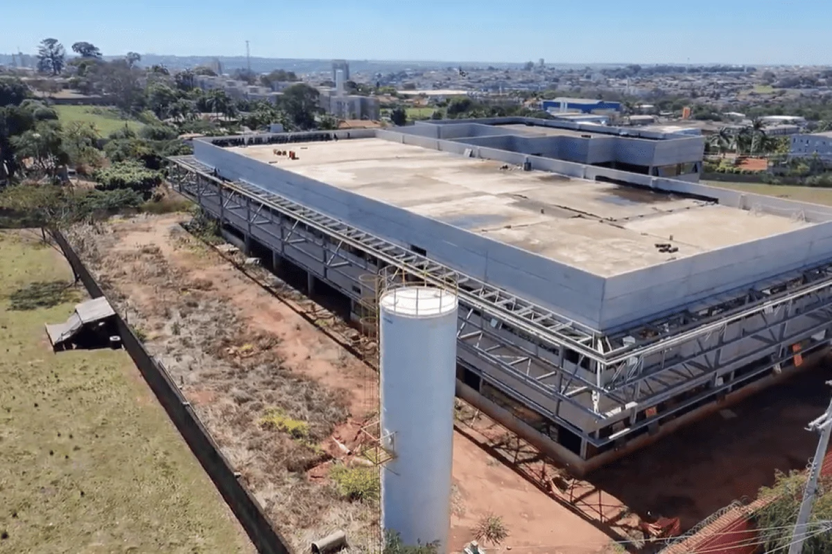 Um ano depois da Carbono Oculto, a obra segue abandonada e sem previsão de conclusão Um ano depois da Carbono Oculto, a obra segue abandonada e sem previsão de conclusão