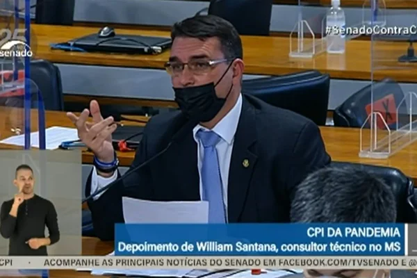 Senador provoca Flávio Bolsonaro e o parabeniza pelo uso da máscara
