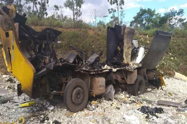 Em ataque, bandidos explodem carro-forte em rodovia que cruza o DF