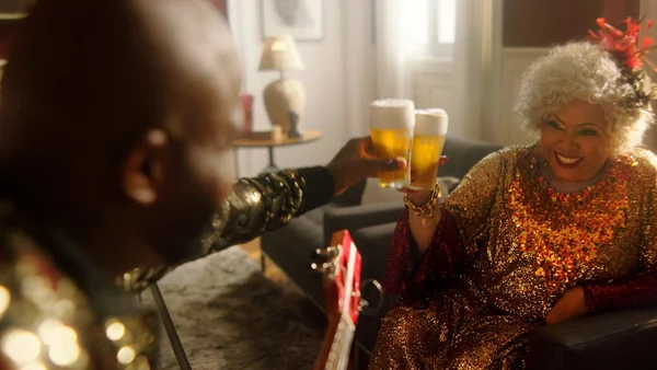 Alcione e Arlindinho estrelam campanha de Carnaval da Brahma