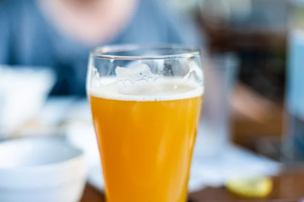 Imagem colorida de copo de cerveja mortes - Metrópoles