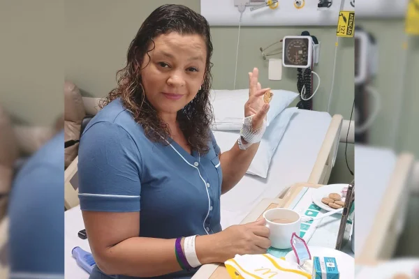 mulher em sala de cirurgia