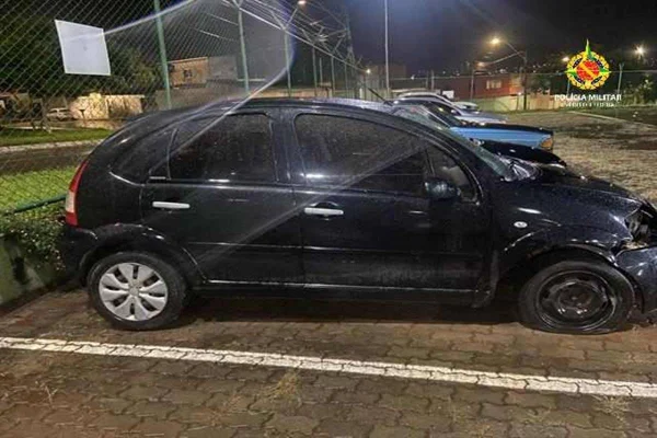 Homem rende morador na porta de casa, rouba carro e esfaqueia vítima