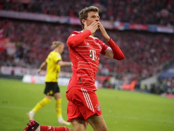Com gol contra, Bayern vence o Borussia e reassume a ponta do Alemão