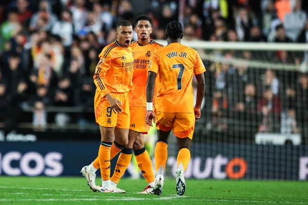 Imagem colorida de Mbappé, Bellingham e Vini Jr.