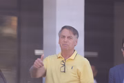 Bolsonaro cumpre prisão domiciliar e sai da residência, pela primeira vez desde 4 de agosto, para realizar uma bateria de exames médicos.