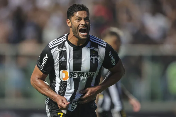 Hulk comemorando gol puxando a camisa