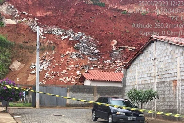 Deslizamento deixa 36 desalojados e destrói casas em município de MG