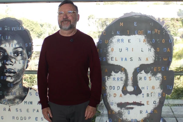 Imagem colorida mostra obras de arte de Alex Flemming no Metrô Sumaré. Metrópoles