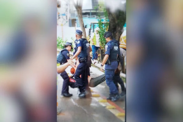 Imagem mostra mulher sendo arrastada por guardas - Metrópoles