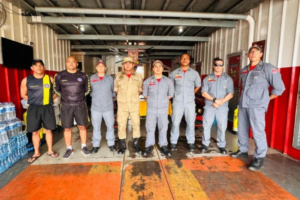 Imagem colorida mostra bombeiros de SP que apoiarão buscar por embarcação naufragada em Manaus. Metrópoles