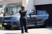 Policiais encontraram uma Ferrari vermelha, uma réplica de carro de Fórmula 1 de Ayrton Senna, relógios de luxo e dinheiro em espécie
