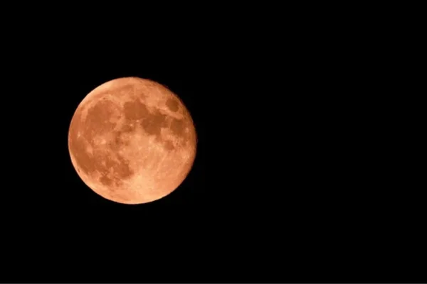 Imagem colorida mostra a chamada Lua de Morango - Metrópoles