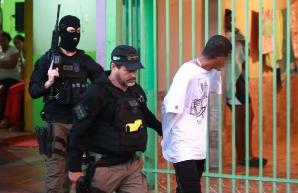 Polícia Civil prende 8 traficantes que vendiam drogas em escolas do DF