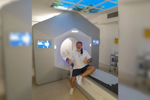 Foto mostra homem de meia idade com entrando em um equipamento para exame de imagem. Trata-se de Jorge Gomes, que teve que insistir para ter seu diagnóstico de câncer de próstata revelado