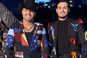 Brenno & Matheus posam sorridentes 