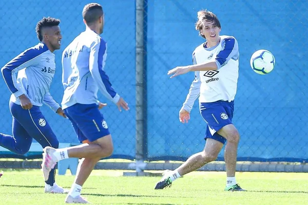 Kannemann e Geromel testam positivo para Covid-19 e desfalcam Grêmio
