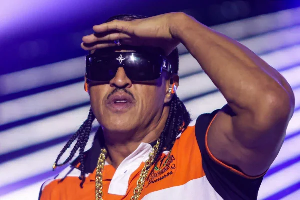 Foto colorida de Mano Brown no festival Meskla - Metrópoles