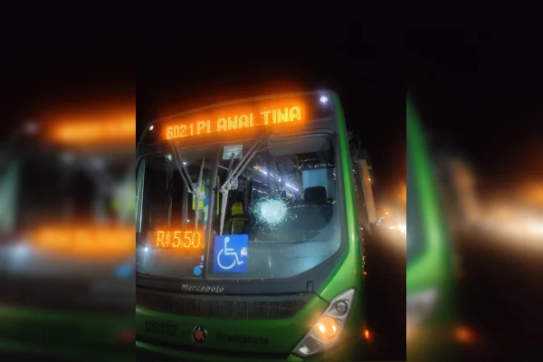 Homem agride esposa dentro de ônibus, dá mata-leão em motorista e foge