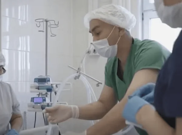Médico consultando paciente