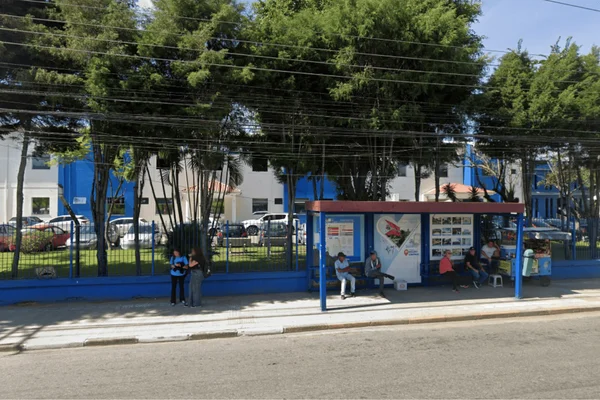 Imagem colorida da fachada do hospital onde homem foi levado após ser esfaqueado pela enteada em briga - Metrópoles