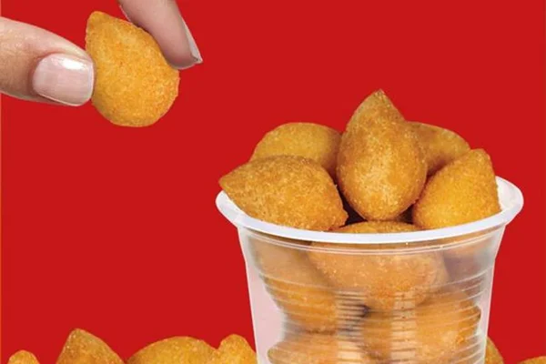Lanchonete em Brasília faz sucesso vendendo mil coxinhas por R$ 150