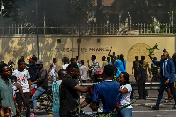Imagem colorida de rebeldes próximos à Embaixada da França na capital do Congo - Metrópoles