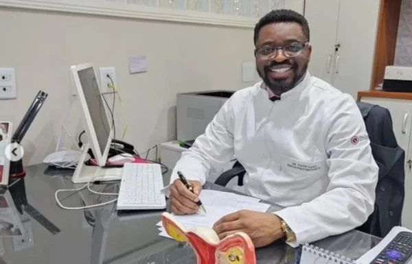 foto colorida do médico nigeriano Tosyn Lopes, acusado de dar golpe milionário na SulAmérica - Metrópoles