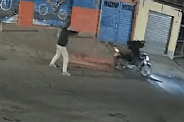 Imagem colorida de um PM de folga atirando contra um assaltante que tenta fugir de motocicleta - Metrópoles