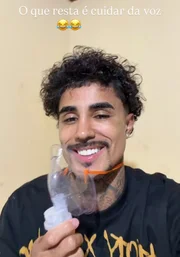 MC Livinho posou com um nebulizador